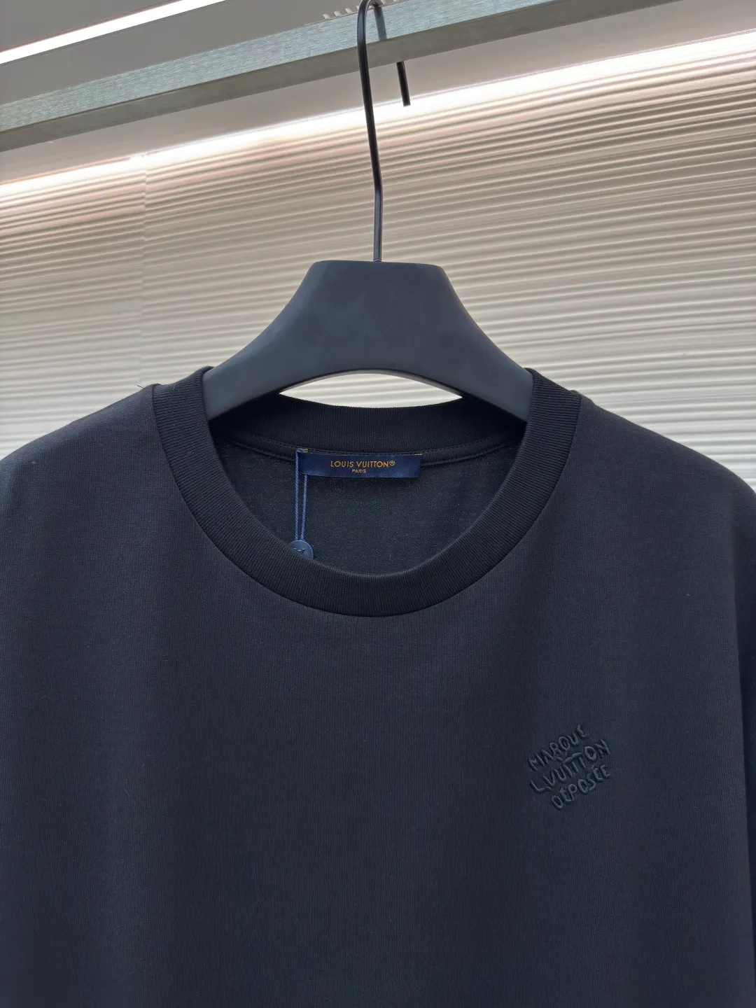 LOUIS VUITTON pearl line embroidered T-shirt ●Authentic product: purchased and developed for 12700 ●Item number: 1680107-A45 ●Fabric: cotton plain fabric ●Technology: dust-free wool production ●Version: fitted version ●Weight: about 310 grams ●Size: XS-S-M-L ●Description: The fabric is made of 32s double-ply cotton plain weave. The hairiness of the cloth surface is treated with dust-free wool processing. The finished fabric is passed through a mercerizing machine to increase the gloss of the fabric. It is equipped with a 26s double-yarn horizontal machine to weave 1*1 ribs. The front panel is embroidered with a Tajima embroidery machine imported from Japan. The rayon base film has three-dimensional embroidered letters. , the front and back hem cuffs are manually swept with powder to draw positioning lines, and the cut pieces are laid out according to the lines drawn on the actual sample, and 6-mile pearl beads are used. The special bead making machine refers to the original bead spacing and automatically beads according to the length of the yard. The overall wiring is straight and delicate, the fabric is comfortable and soft, and the color is consistent without color difference. It can be matched with the same style to create a fashionable look and control various occasions. Customized accessories, complete with three standards, same style for men and women!